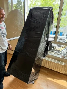 Ingewikkelde koelkast half uit raam