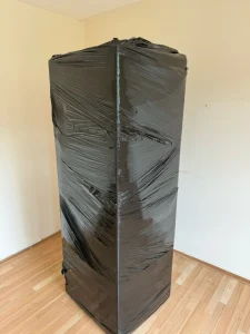 Koelkast in zwart rekfolie