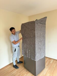 Man doet deken om koelkast